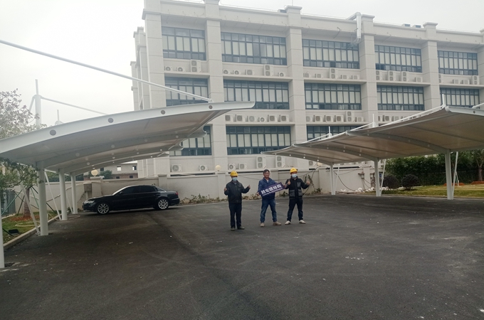 廣東茂名膜結構車棚案例與客戶合影